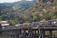 清明や そぞろ歩くは 渡月橋