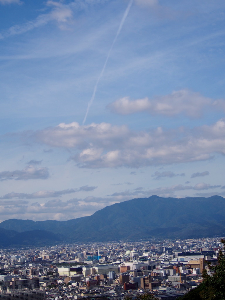 秋の空 街並みの奥 愛宕山