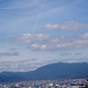 秋の空 街並みの奥 愛宕山