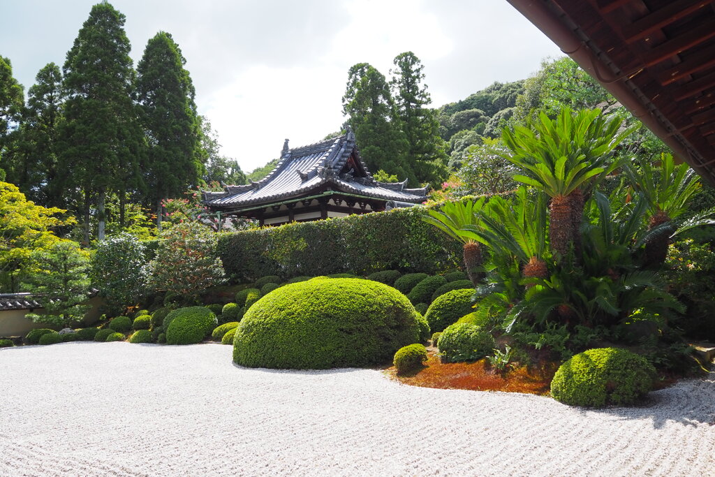 方丈の 枯山水や 黙対面