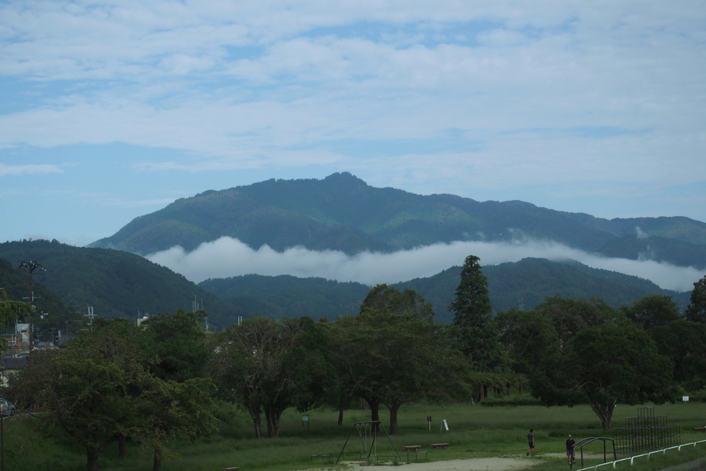 秋彼岸 雲たなびきし 愛宕山