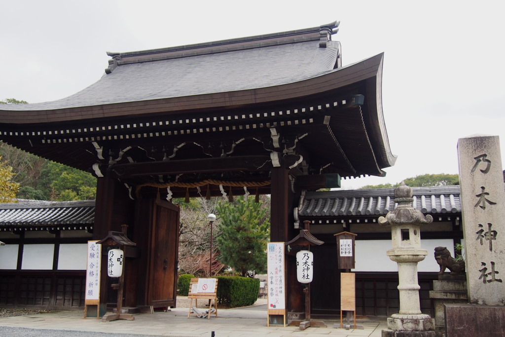 乃木神社 門の扉は 一枚板