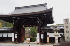 乃木神社 門の扉は 一枚板