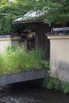 草花の 橋を渡りて 社家の門