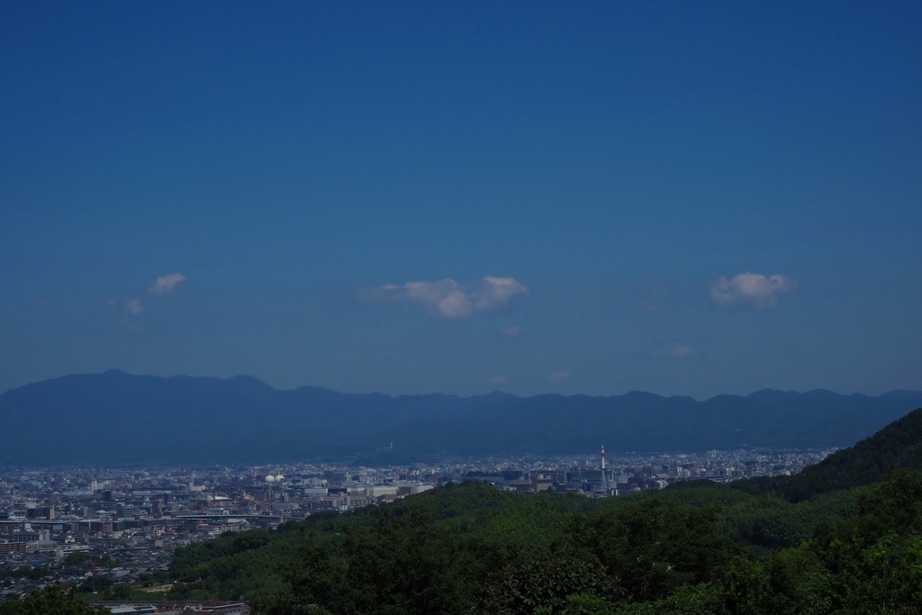 梅雨晴れの 京の街並み 一望す