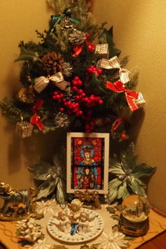 聖人を 囲む飾りや クリスマス