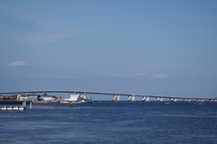 空と湖 琵琶湖大橋 弧を描き