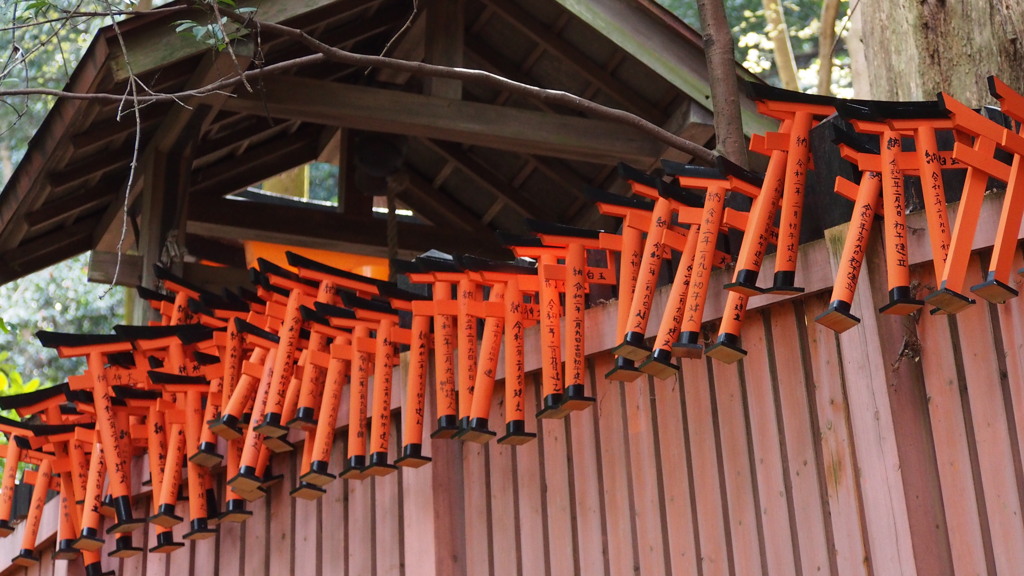 瀧囲い 祈願の鳥居 数あまた