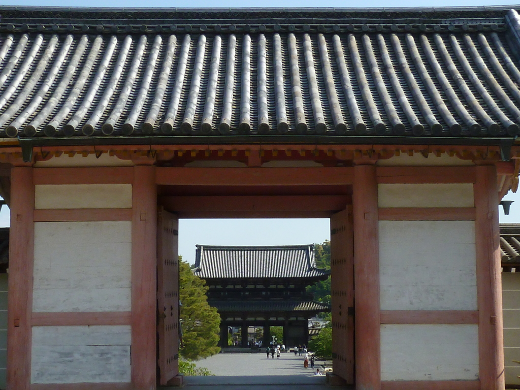 仁和寺や一直線に門二つ