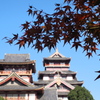 でかしたと 紅葉色付き 城笑い