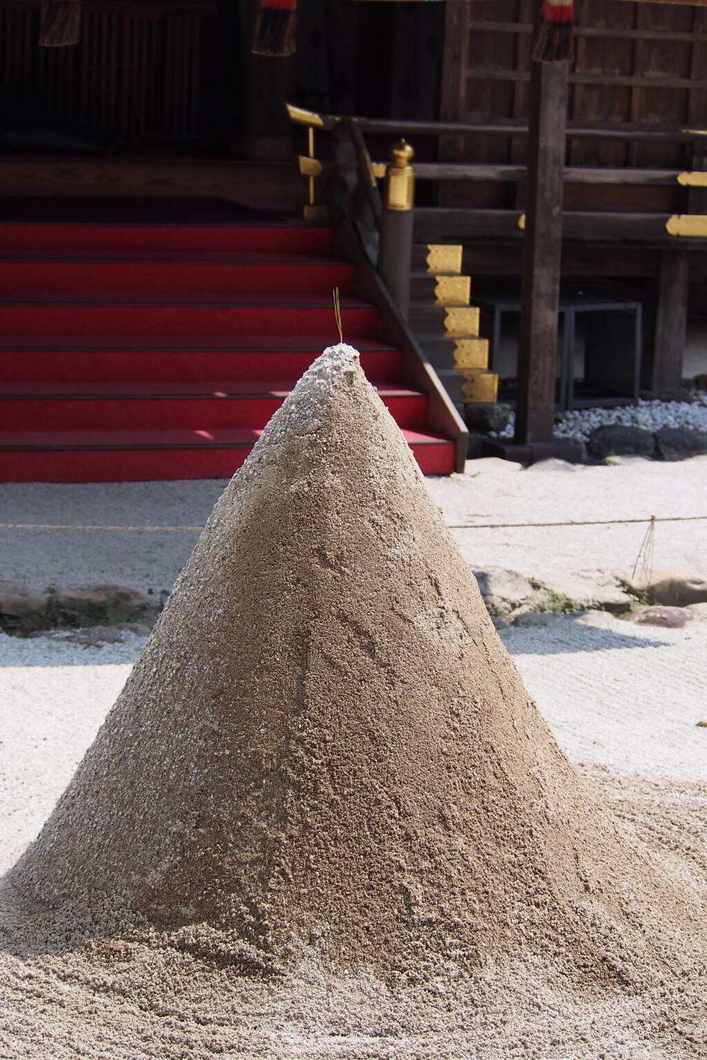 立砂や 美しきかな 神の山