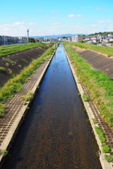 一直線 川面に映る 空青し