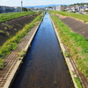 一直線 川面に映る 空青し
