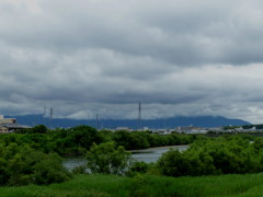 梅雨合い間雲垂れこめし西の山