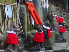 新年や 前掛けすべて 新調し