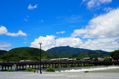 雨上がる 夏の陽ざしの 渡月橋