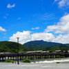 雨上がる 夏の陽ざしの 渡月橋