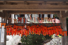 稲荷山 手水の梁に ミニ鳥居