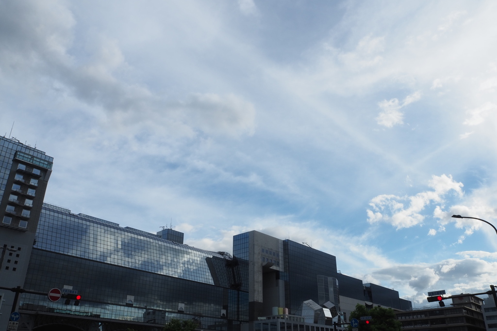 雲行きが 少し気になる 夏の夕