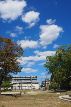 一休み ぷかりぷかりと 秋の雲