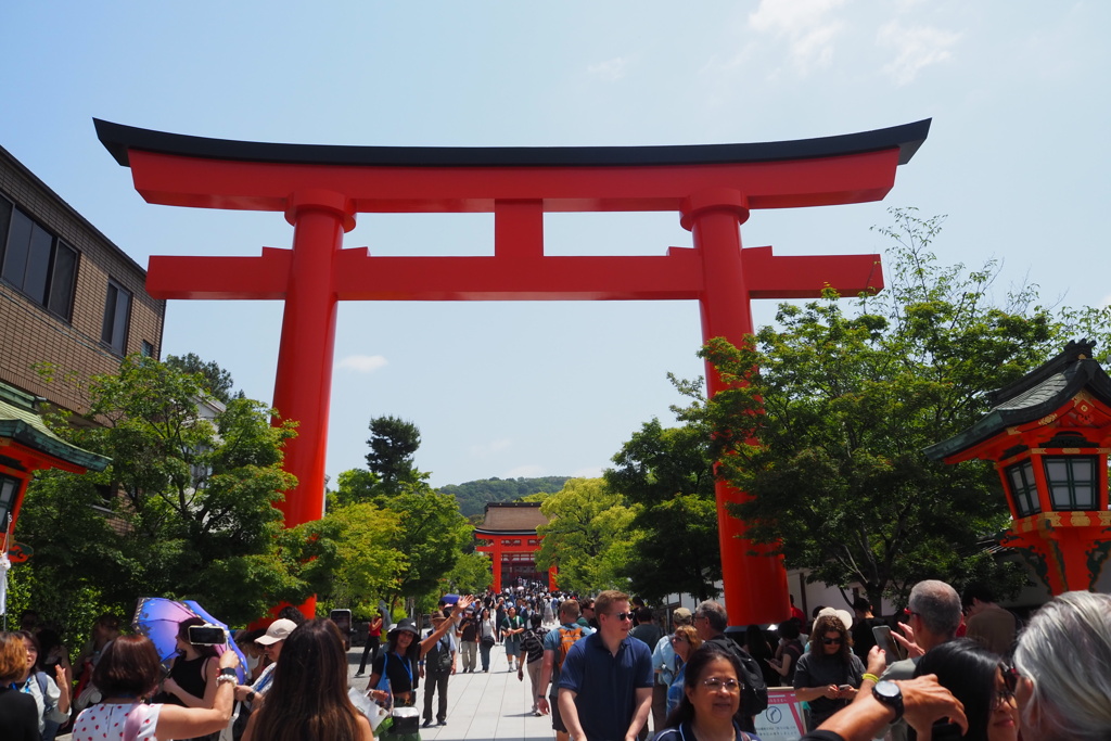 まず撮影 参道入り口 人だかり