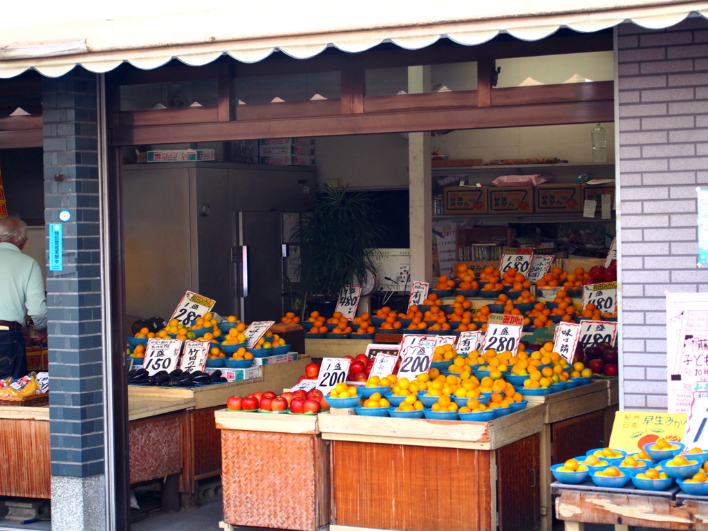 果物店 みかんにりんご 何故かなす