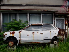 家ともに 朽ちる車や そっと秋