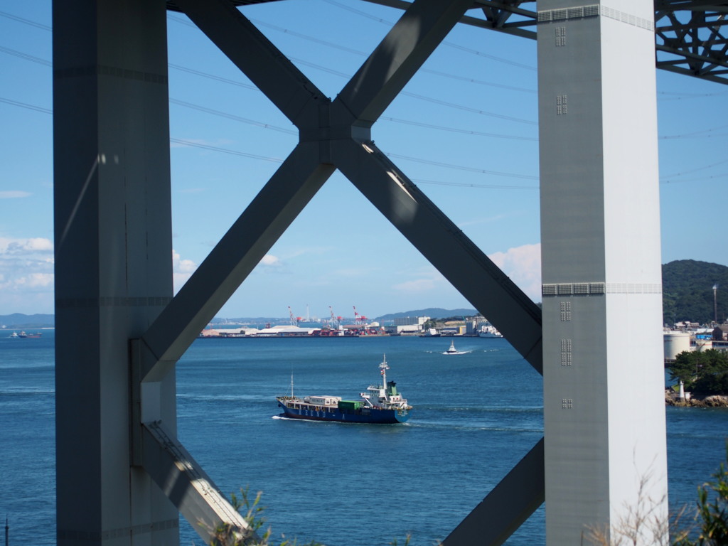 海峡の 橋をくぐりし 貨物船