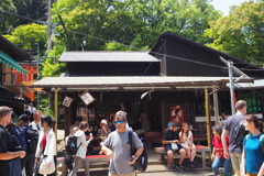 また今日も 外人ばかりの 茶店かな