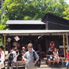 また今日も 外人ばかりの 茶店かな