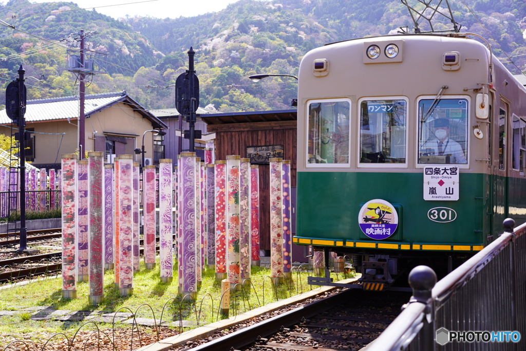 嵐電が発車します。