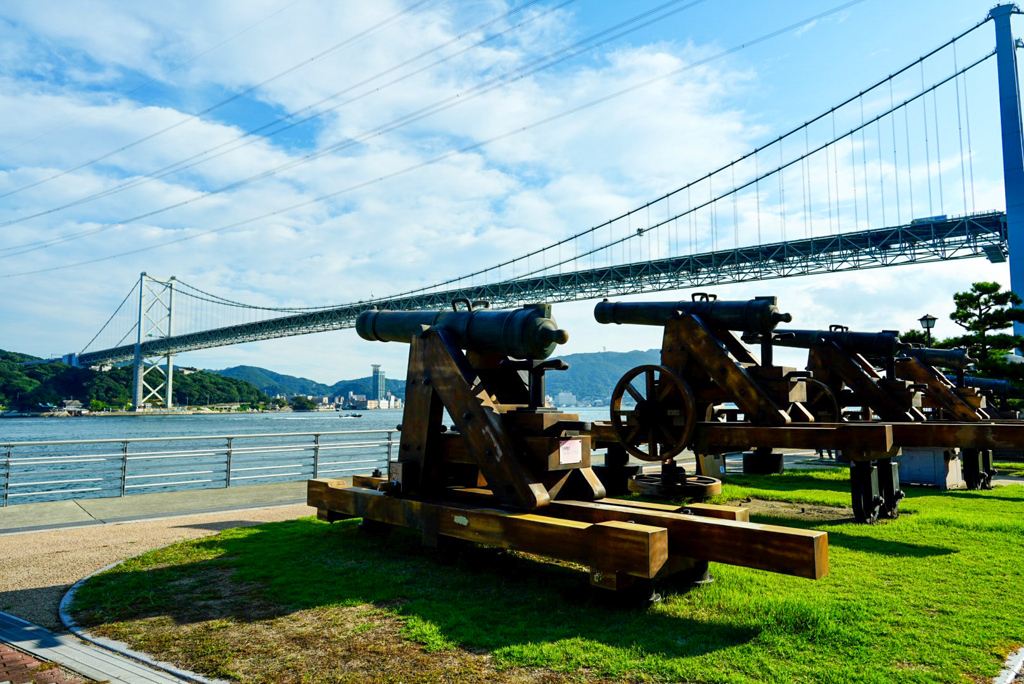 関門橋と大砲