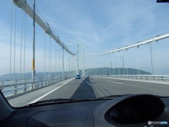 明石海峡大橋を行く。