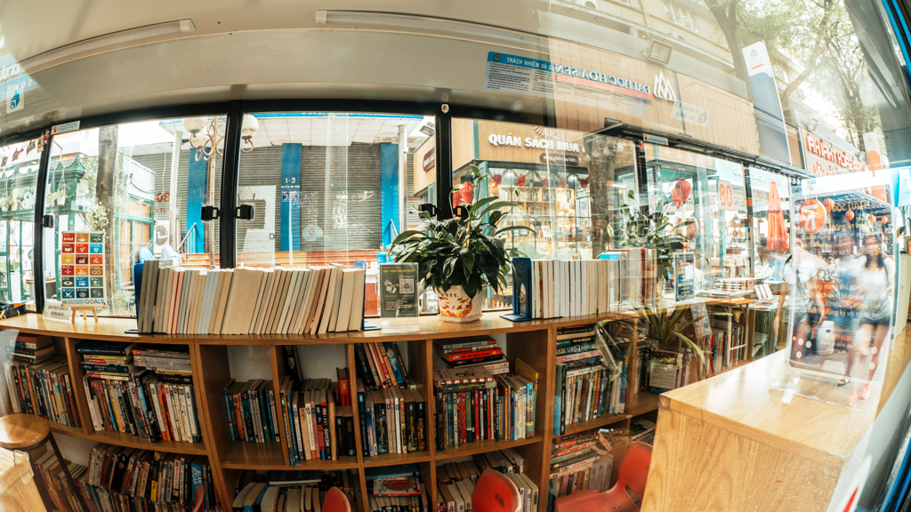Book bus shop