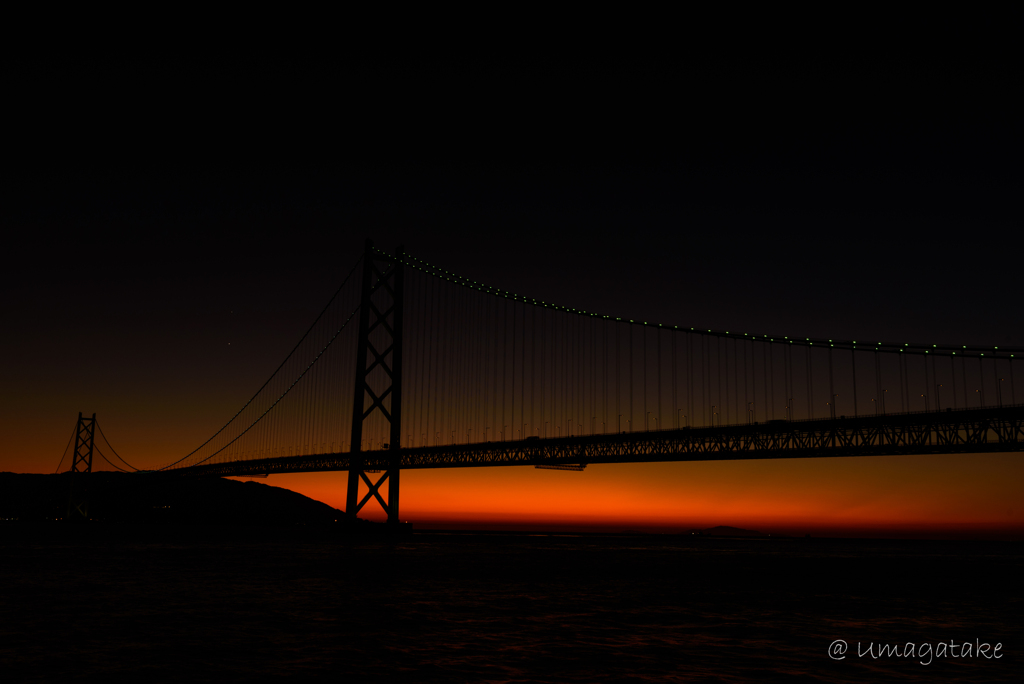 夕闇に浮かぶ