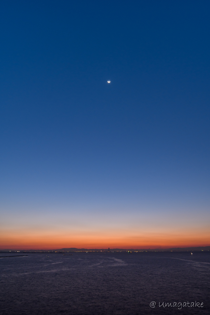 朝焼けの空に浮かぶ三日月