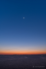 朝焼けの空に浮かぶ三日月