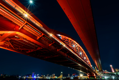 夜空に浮かぶ赤い橋