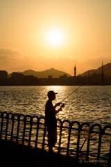 夕暮れの釣り人