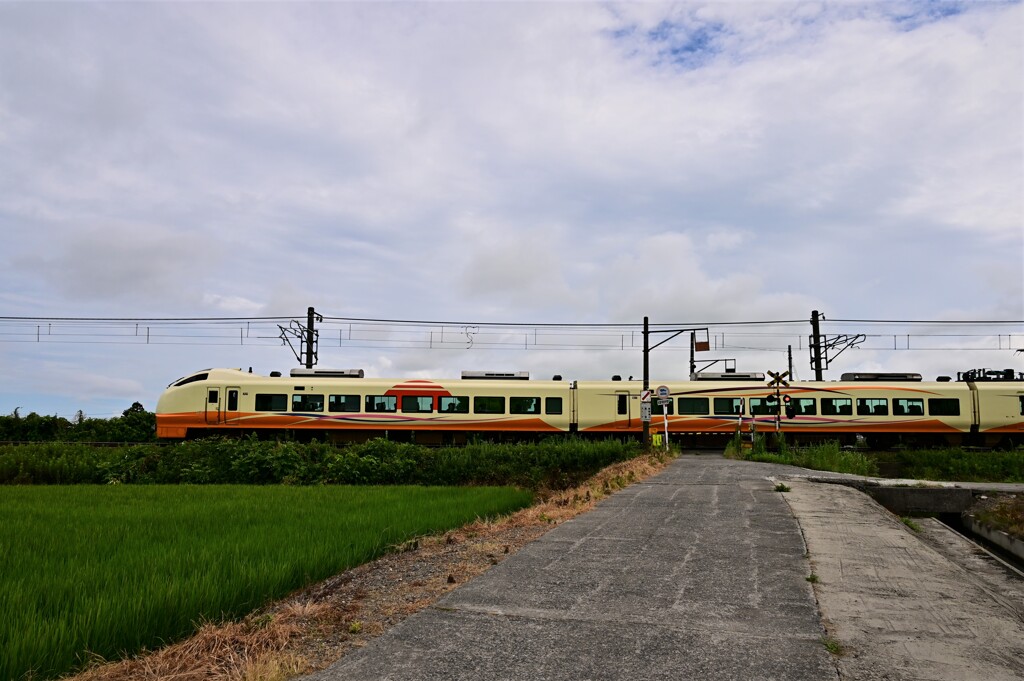 DSC_0826 クリーム4号新潟行き　稲荷踏切通過