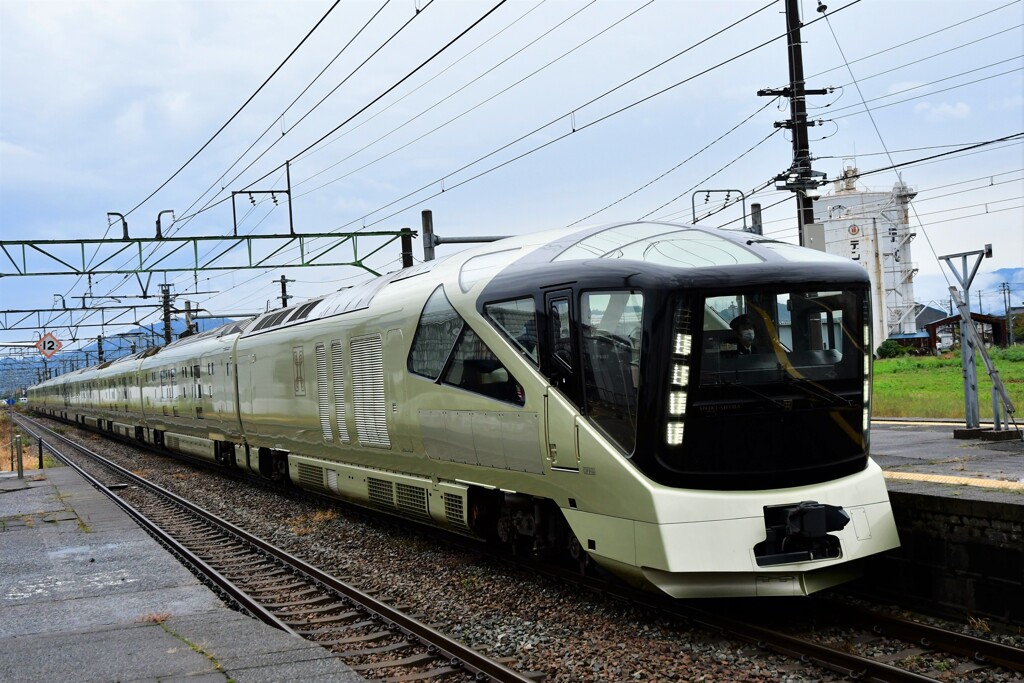 今朝、ローカル駅通過の四季島