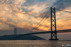 夕暮れの明石海峡大橋