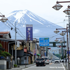 金鳥居（一ノ鳥居）と富士山