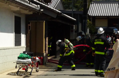 無事鎮火 !  沢山の消火器と消防士さん