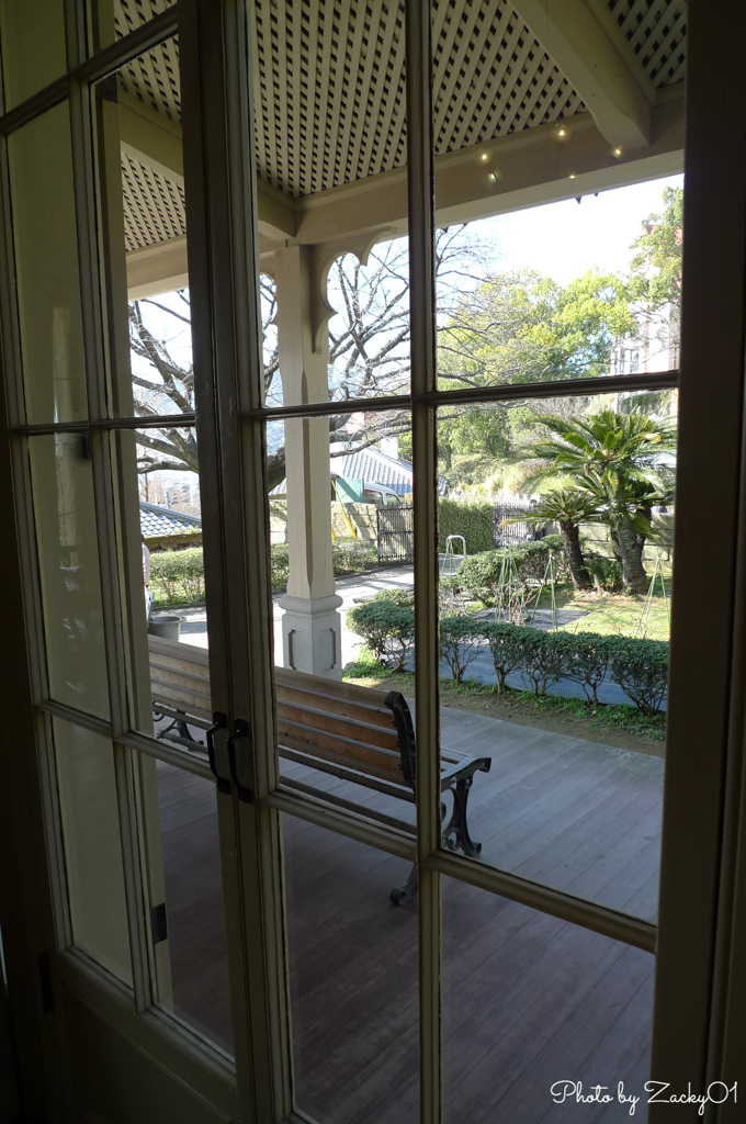 テラスと椅子のある風景