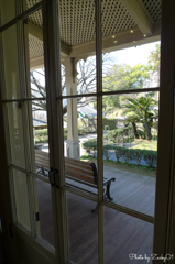 テラスと椅子のある風景