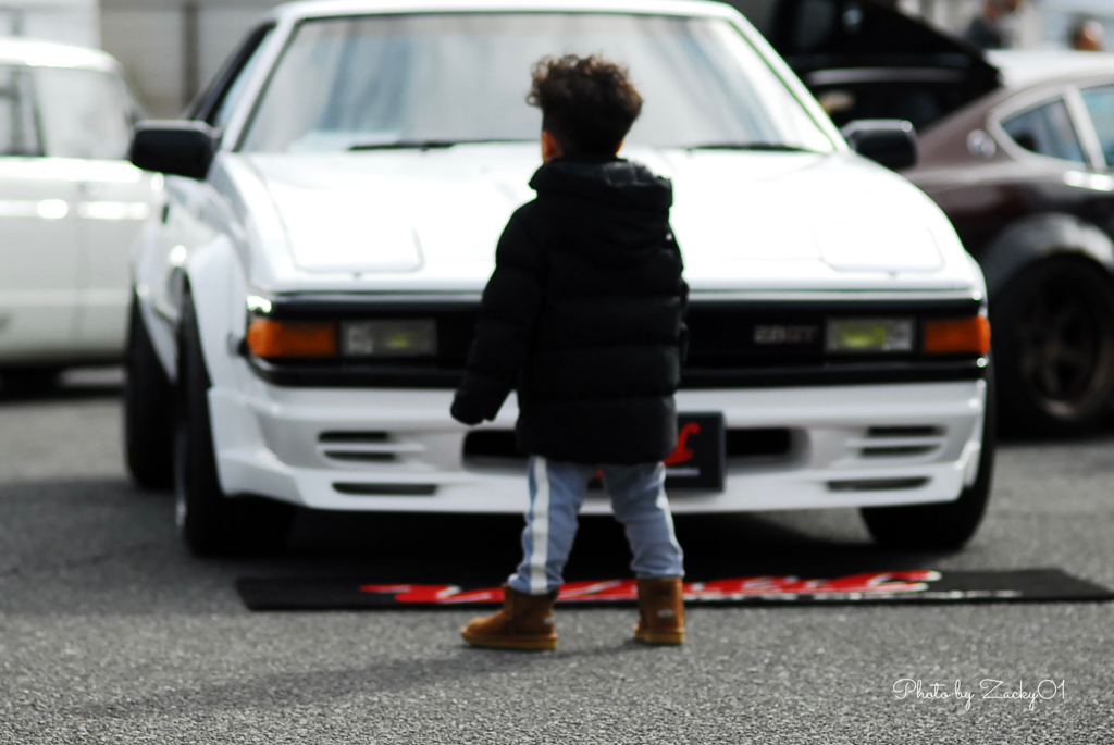 セリカXXの前に立つ少年