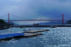 桟橋の向こうの平戸大橋と船