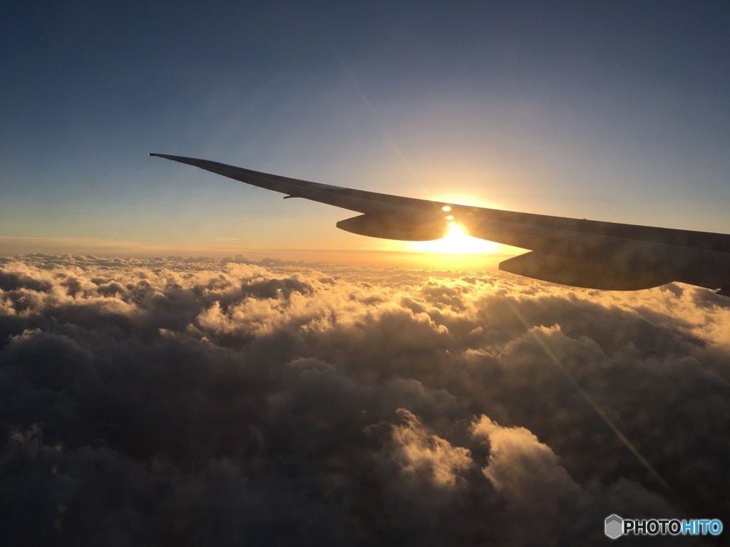 空から見る夜明け