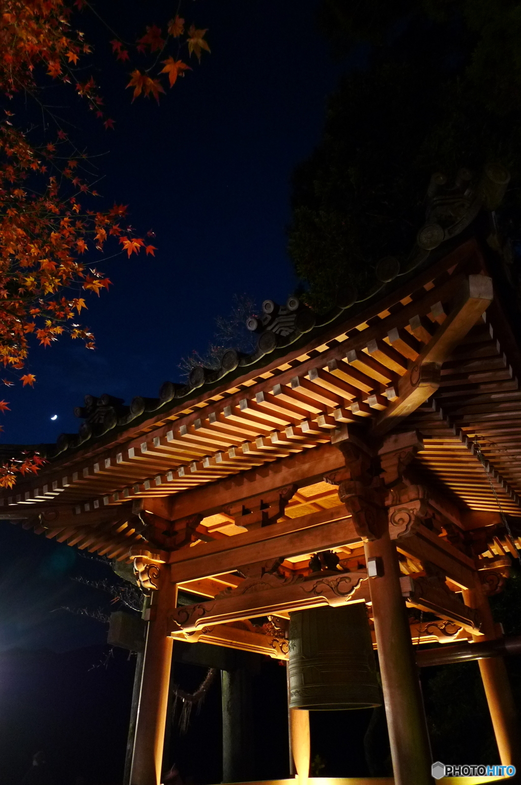大興善寺の紅葉と月